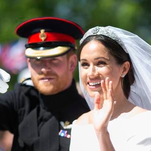 "La reine a également demandé pourquoi Meghan avait besoin d'un voile pour le mariage"

Le prince Harry, duc de Sussex, et Meghan Markle, duchesse de Sussex, en calèche au château de Windsor après la cérémonie de leur  mariage au château de Windsor, Royaume Uni, le 19 mai 2018.