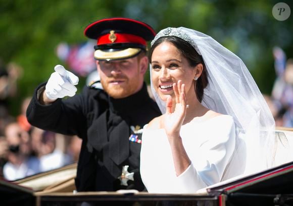 "La reine a également demandé pourquoi Meghan avait besoin d'un voile pour le mariage"

Le prince Harry, duc de Sussex, et Meghan Markle, duchesse de Sussex, en calèche au château de Windsor après la cérémonie de leur  mariage au château de Windsor, Royaume Uni, le 19 mai 2018.