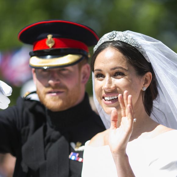 "La reine a également demandé pourquoi Meghan avait besoin d'un voile pour le mariage"

Le prince Harry, duc de Sussex, et Meghan Markle, duchesse de Sussex, en calèche au château de Windsor après la cérémonie de leur  mariage au château de Windsor, Royaume Uni, le 19 mai 2018.