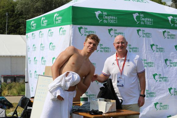 Léon Marchand et son entraîneur Bob Bowman lors des championnats de France Élites en grand bassin de natation à Rennes, France, le 15 juin 2023. © Mickael Chavet/Zuma Press/Bestimage
