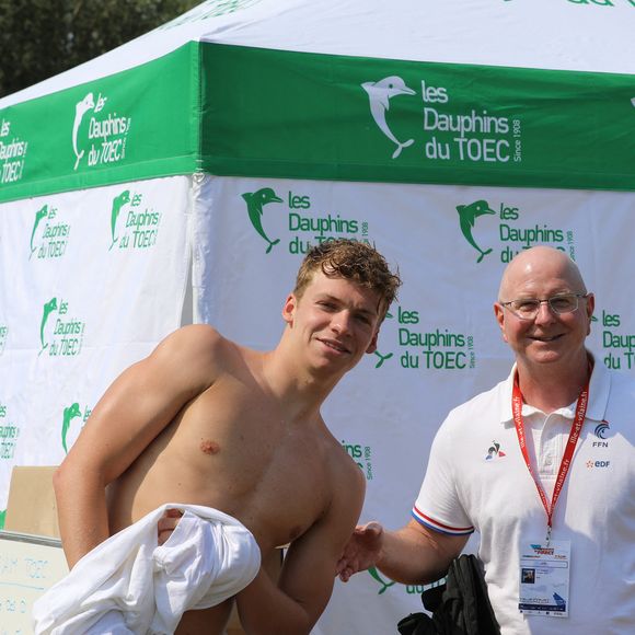 Léon Marchand et son entraîneur Bob Bowman lors des championnats de France Élites en grand bassin de natation à Rennes, France, le 15 juin 2023. © Mickael Chavet/Zuma Press/Bestimage