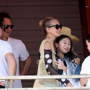 Exclusif - Laeticia Hallyday accompagnée de son compagnon Frédéric Suant et de sa fille Joy sont allés accueillir Jade à l'aéroport de Saint-Barthélemy-Rémy-de-Haenen où tout le monde se retrouve pour le 50ème anniversaire de Laeticia, à Saint-Jean, Saint-Barthélémy, Antilles françaises, France, le 15 mars 2025.