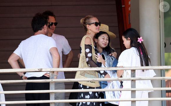 Exclusif - Laeticia Hallyday accompagnée de son compagnon Frédéric Suant et de sa fille Joy sont allés accueillir Jade à l'aéroport de Saint-Barthélemy-Rémy-de-Haenen où tout le monde se retrouve pour le 50ème anniversaire de Laeticia, à Saint-Jean, Saint-Barthélémy, Antilles françaises, France, le 15 mars 2025.