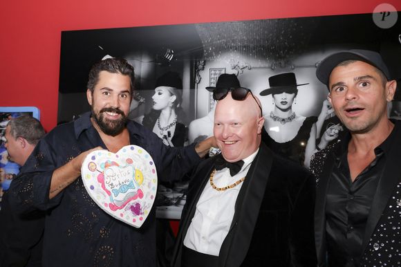 Artus, Ludovic Boul, Philippe Shangti, lors de la présentation de l'œuvre "No Judgement here" de Philippe Shangti avec l'équipe du film "Un p'tit truc en plus" au studio Harcourt à Paris le 4 juin 2025. © Jack Tribeca / Bestimage