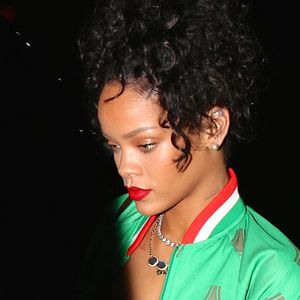 Rihanna porte une veste de football mexicain alors qu'elle quitte les BET awards en compagnie de son père Ronald Fenty à Santa Monica. Santa Monica, Californie. Photographie : © Devone Byrd, /PCN/ABACAPRESS.COM