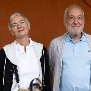 Il précise que l'une de ses jumelles souhaite devenir médecin et l'autre avocate, mais qu'elles "lisent le minimum".

François Berléand et sa femme Alexia Stresi au village lors des Internationaux de France de Tennis de Roland Garros 2025, Paris, le 27 mai 2025. 

© Moreau / Jacovides / Bestimage