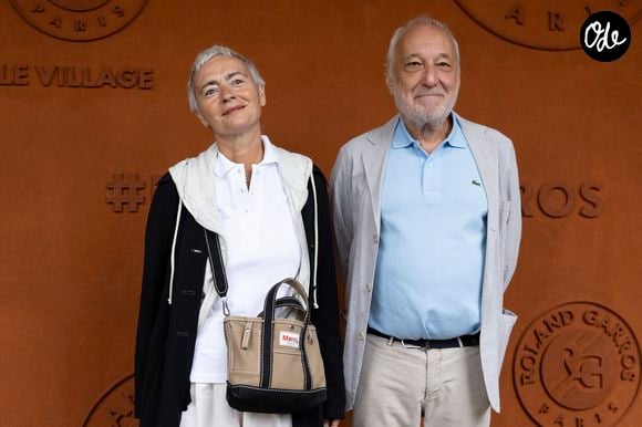 Il précise que l'une de ses jumelles souhaite devenir médecin et l'autre avocate, mais qu'elles "lisent le minimum".

François Berléand et sa femme Alexia Stresi au village lors des Internationaux de France de Tennis de Roland Garros 2025, Paris, le 27 mai 2025. 

© Moreau / Jacovides / Bestimage