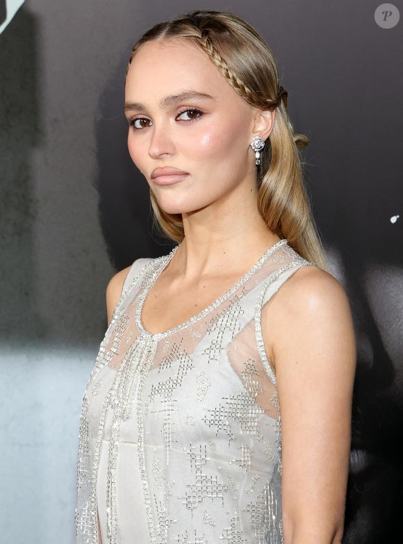 Hollywood, Californie  - Lily-Rose Depp présente à la première à Los Angeles du film « Nosferatu » de Focus Features au TCL Chinese Theatre à Hollywood. (Backgrid USA / Bestimage). 2024.