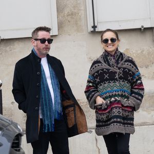 Amis de longue date, Natalie Portman et Macaulay Culkin ont récemment été aperçus en train de savourer de précieux moments de détente ensemble au cœur de Paris

Exclusif - Macaulay Culkin et Natalie Portman sont allés déjeuner au Steam Bar (un restaurant asiatique) puis faire une balade à Paris lors de la Fashion Week de Paris (PFW) . AGENCE / BESTIMAGE