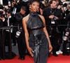 De son côté, la chanteuse Ebony était toute vêtue de noir également, avec des touches de cuir.

Ebony - Montée des marches du film " Fatherland " lors du 79ème Festival International du Film de Cannes, le 14 mai 2026. © Jacovides-Moreau / Bestimage