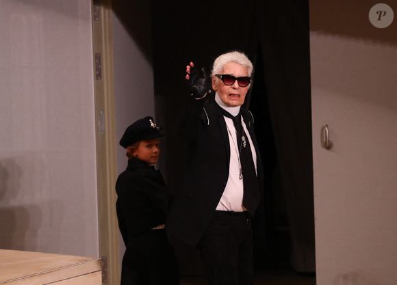 Le créateur de mode Karl Lagerfeld salue son filleul Hudson Kroenig lors du défilé de mode exclusif à la salle philharmonique de l'Elbe à Hambourg, en Allemagne, le 06 décembre 2017. Lagerfeld a célébré sa première avec un défilé de mode exclusif et des invités célèbres à la salle philharmonique de l'Elbe.© Christian Charisius/dpa/ABACAPRESS.COM