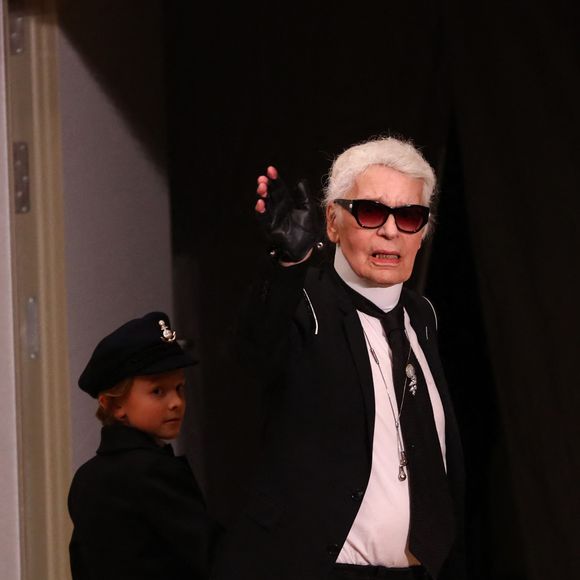 Le créateur de mode Karl Lagerfeld salue son filleul Hudson Kroenig lors du défilé de mode exclusif à la salle philharmonique de l'Elbe à Hambourg, en Allemagne, le 06 décembre 2017. Lagerfeld a célébré sa première avec un défilé de mode exclusif et des invités célèbres à la salle philharmonique de l'Elbe.© Christian Charisius/dpa/ABACAPRESS.COM