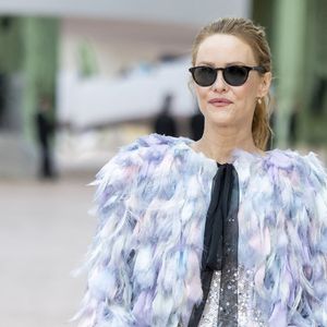 La star de "Nosferatu" et sa maman sont apparues radieuses, saluant la foule et les photographes, à l'entrée du défilé. Elles ont ensuite posé à l'intérieur du Grand Palais.

Vanessa Paradis au défilé Chanel au Grand Palais, "Collection Haute Couture Printemps/Eté 2025" lors de la Fashion Week de Paris (PFW), le 28 janvier 2025. 
© Olivier Borde / Bestimage