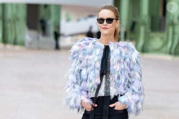 La star de "Nosferatu" et sa maman sont apparues radieuses, saluant la foule et les photographes, à l'entrée du défilé. Elles ont ensuite posé à l'intérieur du Grand Palais.

Vanessa Paradis au défilé Chanel au Grand Palais, "Collection Haute Couture Printemps/Eté 2025" lors de la Fashion Week de Paris (PFW), le 28 janvier 2025. 
© Olivier Borde / Bestimage