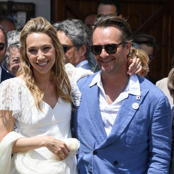 Nathalie Baye, Bernard Montiel, Jean-Louis Borloo, David Hallyday - Mariage de Laura Smet et Raphaël Lancrey-Javal à l'église Notre-Dame des Flots au Cap-Ferret le jour de l'anniversaire de son père Johnny Hallyday le 15 juin 2019.