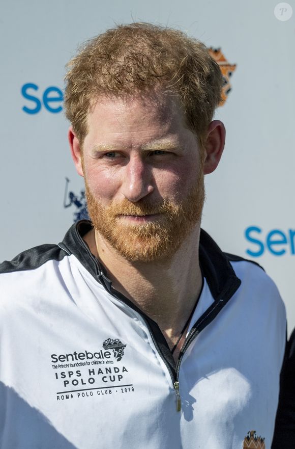 Pourtant, à en croire les mots de la présidente, ce jour-là, aucune tension ne semblait exister entre elle et le couple princier.

Le prince Harry à la Coupe de polo Handa ISPS Handa de Sentebale au Roma Polo Club, à Rome, le 24 mai 2019.

Photo : Agence / Bestimage