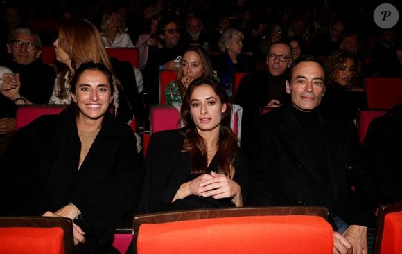 Exclusif - Anthony Delon et ses filles Loup et Liv lors de la soirée hommage Ciné-concert symphonique "Alain Delon, le dernier Samouraï" au palais des congrès à Paris le 8 novembre 2024 le jour de son anniversaire. Pour cette soirée, le chef d'orchestre Vahan Mardirossian a dirigé l'orchestre symphonique de Douai.

© Jacovides / Moreau / Bestimage