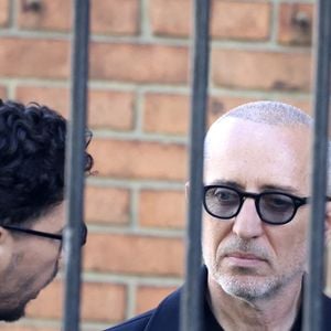 Gad Elmaleh - Sortie des obsèques de Nadia Farès en l'église Saint-Jean-de-Montmartre à Paris, le 24 avril 2026. N.Farès est décédée le 17 avril 2026 quelques jours après un "incident cardiaque" survenu le 12 avril 2026 dans la piscine du complexe sportif, Blanche (9ème).