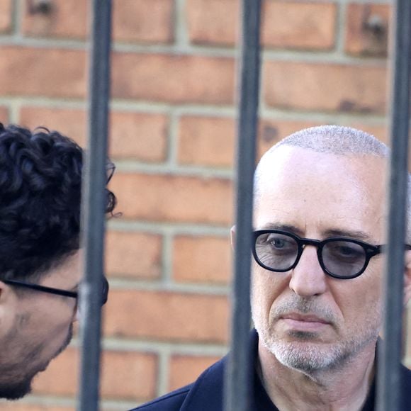Gad Elmaleh - Sortie des obsèques de Nadia Farès en l'église Saint-Jean-de-Montmartre à Paris, le 24 avril 2026. N.Farès est décédée le 17 avril 2026 quelques jours après un "incident cardiaque" survenu le 12 avril 2026 dans la piscine du complexe sportif, Blanche (9ème).