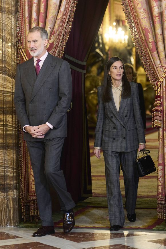Le roi Felipe VI et la reine Letizia d'Espagne, lors de la réunion annuelle du conseil d'administration de la Fondation Princesse de Gérone au Palais royal de Madrid, le 4 décembre 2025.

Photo : Cordon / Bestimage