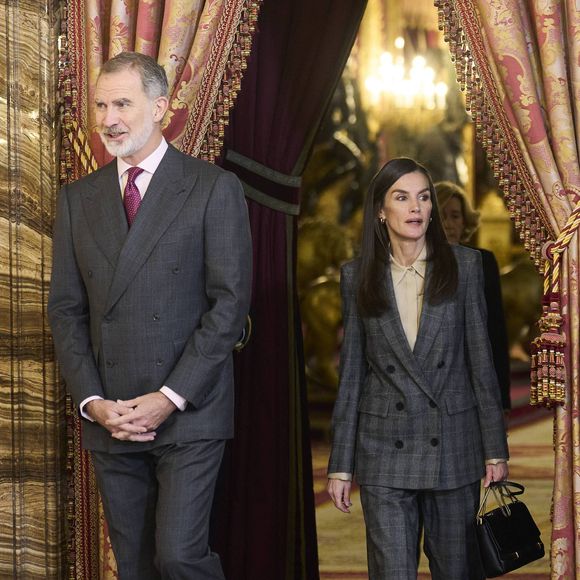 Le roi Felipe VI et la reine Letizia d'Espagne, lors de la réunion annuelle du conseil d'administration de la Fondation Princesse de Gérone au Palais royal de Madrid, le 4 décembre 2025.

Photo : Cordon / Bestimage