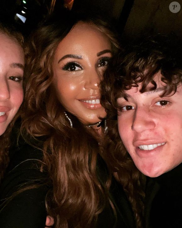 Cathy Guetta avec sa fille Angie et son fils Elvis lors d'un séjour au ski en famille, à Gstaad, en Suisse.