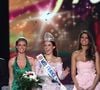 Il n'est plus, notamment, question que les Miss se livrent à des bains de foule sans qu'elle ne soit protégée. La direction du concours a "pris des mesures pour éloigner les participantes, et notamment les Miss France, du public", a détaillé Gilles Verdez, sur W9, relatant des informations du "Parisien".

Laury Thilleman (Miss France 2011), Delphine Wespiser, Sylvie Tellier, Alain Delon et Jean-Pierre Foucault - Delphine Wespiser devient la nouvelle Miss France, en 2011, à Brest. AGENCE / BESTIMAGE