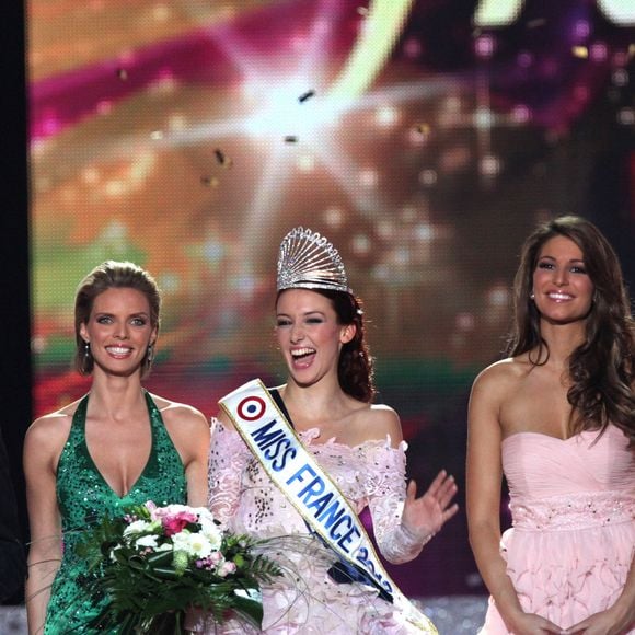 Il n'est plus, notamment, question que les Miss se livrent à des bains de foule sans qu'elle ne soit protégée. La direction du concours a "pris des mesures pour éloigner les participantes, et notamment les Miss France, du public", a détaillé Gilles Verdez, sur W9, relatant des informations du "Parisien".

Laury Thilleman (Miss France 2011), Delphine Wespiser, Sylvie Tellier, Alain Delon et Jean-Pierre Foucault - Delphine Wespiser devient la nouvelle Miss France, en 2011, à Brest. AGENCE / BESTIMAGE