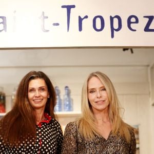 Les actrices de la série "Sous le soleil", Tonya Kinzinger et Adeline Blondieau lors de l'inauguration de l'exposition "Sous le soleil" au musée de la gendarmerie à Saint-Tropez, Côte d'Azur, France, le 1er avril 2023. © Philipe Arnassan/Nice Matin/Bestimage