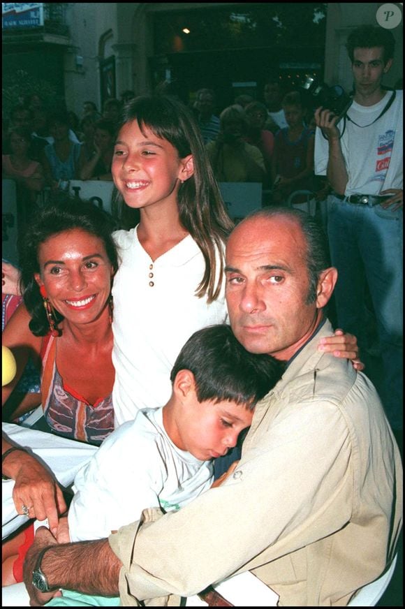 Le couple a eu deux enfants, Ludivine et Jules.

Rétro - Décès de Guy Marchand - Avec sa femme et leurs enfants en 1994.