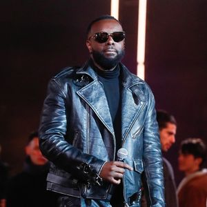 Gims lors de l'émission "La grande soirée du 31 décembre de Paris" diffusée sur France 2 sur les Champs-Elysées à Paris, France, le 31 décembre 2024.  © Clovis-Tribeca/Bestimage