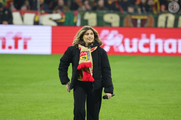 Marine (Star Academy 2024) chante "Les Corons" en hommage à Pierre Bachelet, pour le 20ème anniversaire de sa mort, lors du match de Ligue 1 McDonald's "Lens - Strasbourg (0-2)" au stade Bollaert-Delelis, le 16 février 2025.