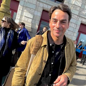 Julian Bugier à son arrivée à la gare pour la 42ème Foire du livre de Brive, à Brive-la-Gaillarde, FRance, le 8 novembre 2024. © Fabien Faure/Bestimage