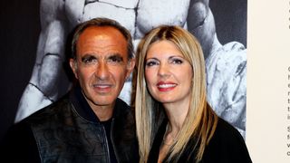 Nikos Aliagas à l'honneur : l'animateur était entouré de sa femme Tina et de personnalités de la télévision pour l'inauguration de son exposition
