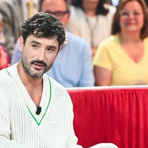 Jérémy Frérot enregistre l'émission "Vivement dimanche" au studio Gabriel, présentée par Michel Drucker, et diffusée sur France 3 le 15 juin 2025. 

© Guillaume Gaffiot / Bestimage