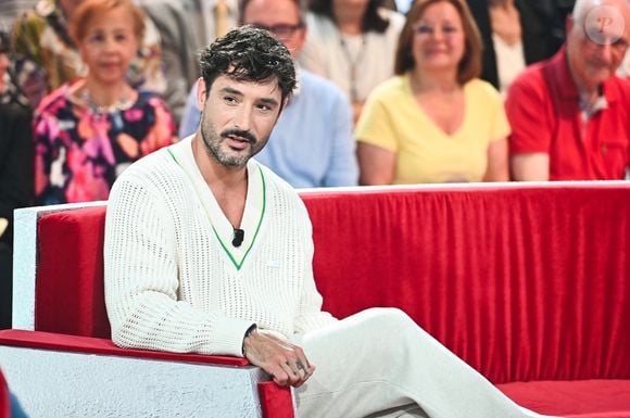 Jérémy Frérot enregistre l'émission "Vivement dimanche" au studio Gabriel, présentée par Michel Drucker, et diffusée sur France 3 le 15 juin 2025. 

© Guillaume Gaffiot / Bestimage