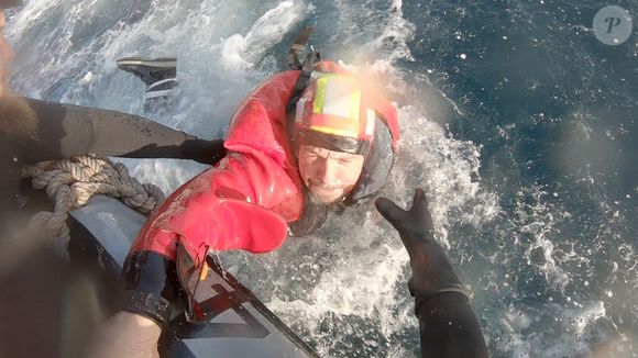 Kevin Escoffier avait fait la Une des médias, après avoir fait naufrage le 30 novembre 2020, lors du Vendée Globe. Après avoir passé une douzaine d'heures dans son radeau de survie, il avait finalement été secouru in extremis par Jean Le Cam, un autre concurrent du Vendée Globe. 

En 2020, dans le sud de l'océan Indien, Kevin Escoffier a été secouru par Jean Le Cam, un autre concurrent du Vendée Globe, après que son bateau se soit brisé en deux lorsqu'il a piqué du nez dans une grosse vague. Photo par Marine Nationale/Défense via ABACAPRESS.COM