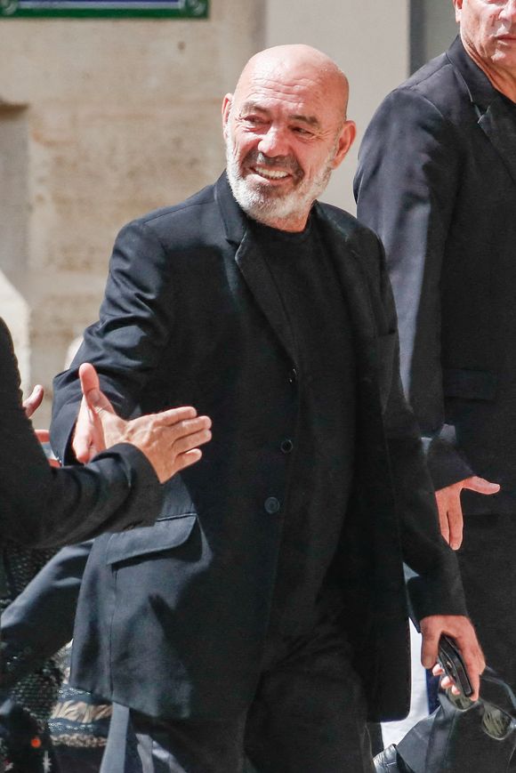 Puis, avec le temps, Philippe Corti devient DJ dans plusieurs autres émissions de Thierry Ardisson.

Philippe Corti - Arrivées aux obsèques de Thierry Ardisson en l’église Saint-Roch de Paris, France, le 17 juillet 2025. © Clovis-Jacovides/Bestimage