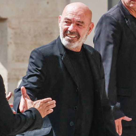 Puis, avec le temps, Philippe Corti devient DJ dans plusieurs autres émissions de Thierry Ardisson.

Philippe Corti - Arrivées aux obsèques de Thierry Ardisson en l’église Saint-Roch de Paris, France, le 17 juillet 2025. © Clovis-Jacovides/Bestimage