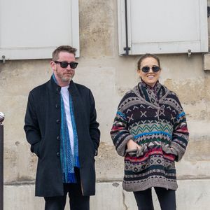 L'actrice de 44 ans, rayonnante, a été vue en plein éclat de rire lors d'une promenade décontractée dans les rues de la capitale

Exclusif - Macaulay Culkin et Natalie Portman sont allés déjeuner au Steam Bar (un restaurant asiatique) puis faire une balade à Paris lors de la Fashion Week de Paris (PFW) le 6 mars 2026. . AGENCE / BESTIMAGE