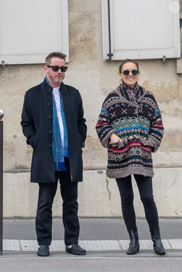 L'actrice de 44 ans, rayonnante, a été vue en plein éclat de rire lors d'une promenade décontractée dans les rues de la capitale

Exclusif - Macaulay Culkin et Natalie Portman sont allés déjeuner au Steam Bar (un restaurant asiatique) puis faire une balade à Paris lors de la Fashion Week de Paris (PFW) le 6 mars 2026. . AGENCE / BESTIMAGE