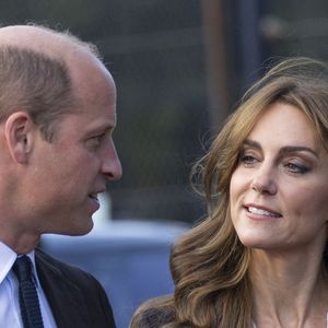 "Vous êtes le prince William et en quelques semaines, vous apprenez que votre femme et votre père sont tous les deux atteints d'un cancer, a expliqué Jason Knauf à Channel 9. Je n'arrivais pas à y croire. C'était horrible, absolument horrible." 

Le prince William, prince de Galles, et Catherine (Kate) Middleton, princesse de Galles, en visite au pavillon Grange à Cardiff, le 3 octobre 2023. AGENCE / BESTIMAGE