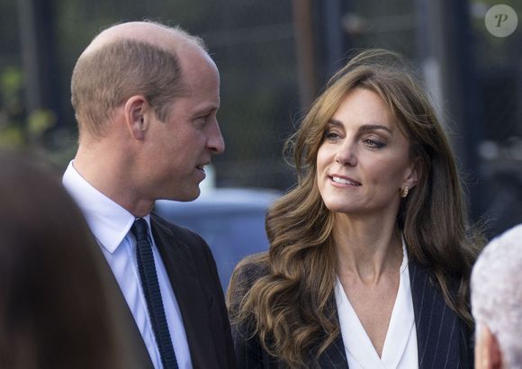 "Vous êtes le prince William et en quelques semaines, vous apprenez que votre femme et votre père sont tous les deux atteints d'un cancer, a expliqué Jason Knauf à Channel 9. Je n'arrivais pas à y croire. C'était horrible, absolument horrible." 

Le prince William, prince de Galles, et Catherine (Kate) Middleton, princesse de Galles, en visite au pavillon Grange à Cardiff, le 3 octobre 2023. AGENCE / BESTIMAGE