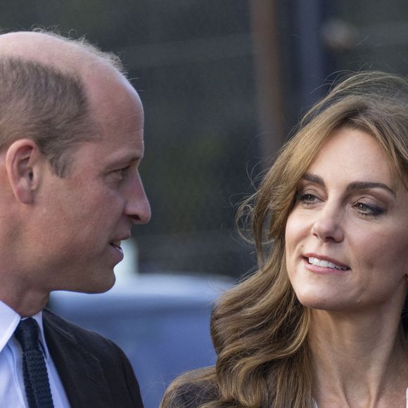 "Vous êtes le prince William et en quelques semaines, vous apprenez que votre femme et votre père sont tous les deux atteints d'un cancer, a expliqué Jason Knauf à Channel 9. Je n'arrivais pas à y croire. C'était horrible, absolument horrible." 

Le prince William, prince de Galles, et Catherine (Kate) Middleton, princesse de Galles, en visite au pavillon Grange à Cardiff, le 3 octobre 2023. AGENCE / BESTIMAGE