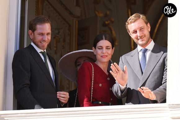 Unique fille au milieu de ses deux frères, elle a grandi entourée de jeux de garçons et de liberté, jusqu'à ce qu'un tragique évènement vienne tout bouleverser.

Andrea, Charlotte et Pierre Casiraghi - La famille princière de Monaco au balcon du palais, à l'occasion de la Fête nationale de Monaco. Le 19 novembre 2023.

© Claudia Albuquerque / Bestimage