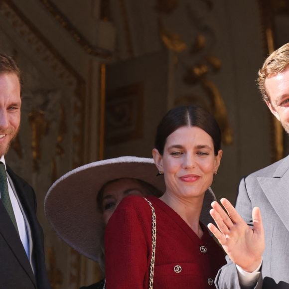Unique fille au milieu de ses deux frères, elle a grandi entourée de jeux de garçons et de liberté, jusqu'à ce qu'un tragique évènement vienne tout bouleverser.

Andrea, Charlotte et Pierre Casiraghi - La famille princière de Monaco au balcon du palais, à l'occasion de la Fête nationale de Monaco. Le 19 novembre 2023.

© Claudia Albuquerque / Bestimage