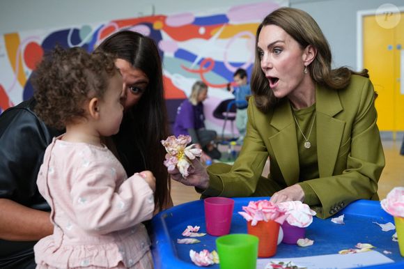 Kate Middleton Middleton, princesse de Galles, lors d'une visite à Home-Start à Oxford, le 9 octobre 2025. Home-Start UK se prépare à déployer une formation auprès de son réseau de 9 000 bénévoles sur la base de la série explicative du Centre for Early Childhood de la Royal Foundation. Photo par PA Photo/ Bestimage