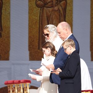 La princesse Charlene de Monaco, la princesse Gabriella de Monaco, la comtesse de Carlades, le prince Albert II de Monaco et le prince Jacques, prince héréditaire de Monaco, marquis des Baux, lors de la messe papale au stade Louis-II de Monte-Carlo, à Monaco, le 28 mars 2026. Le pape Léon XIV se rend à Monaco pour un voyage symbolique d'une journée, la première présence papale à Monaco depuis près de cinq siècles. © Jean-Charles / Pool Monaco / Bestimage