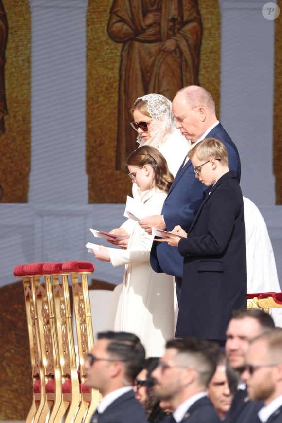 La princesse Charlene de Monaco, la princesse Gabriella de Monaco, la comtesse de Carlades, le prince Albert II de Monaco et le prince Jacques, prince héréditaire de Monaco, marquis des Baux, lors de la messe papale au stade Louis-II de Monte-Carlo, à Monaco, le 28 mars 2026. Le pape Léon XIV se rend à Monaco pour un voyage symbolique d'une journée, la première présence papale à Monaco depuis près de cinq siècles. © Jean-Charles / Pool Monaco / Bestimage