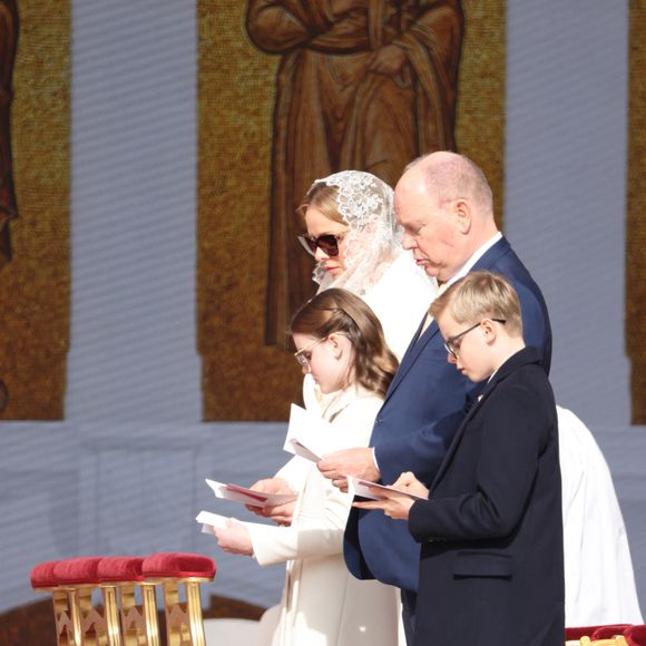 La princesse Charlene de Monaco, la princesse Gabriella de Monaco, la comtesse de Carlades, le prince Albert II de Monaco et le prince Jacques, prince héréditaire de Monaco, marquis des Baux, lors de la messe papale au stade Louis-II de Monte-Carlo, à Monaco, le 28 mars 2026. Le pape Léon XIV se rend à Monaco pour un voyage symbolique d'une journée, la première présence papale à Monaco depuis près de cinq siècles. © Jean-Charles / Pool Monaco / Bestimage